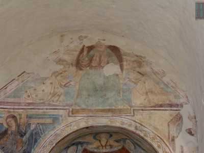 Al di sopra del catino absidale � raffigurato Cristo in trono, affiancato da due arcangeli inginocchiati...